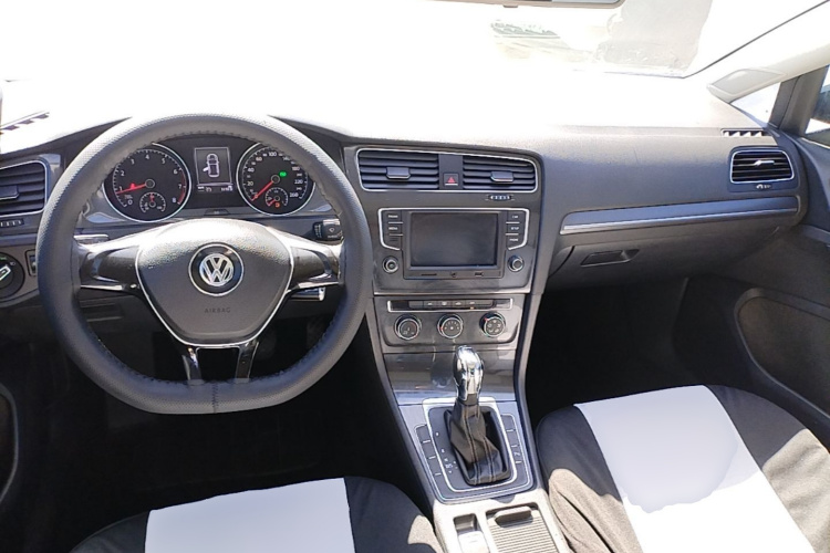 Volkswagen Golf 2017 car image #10