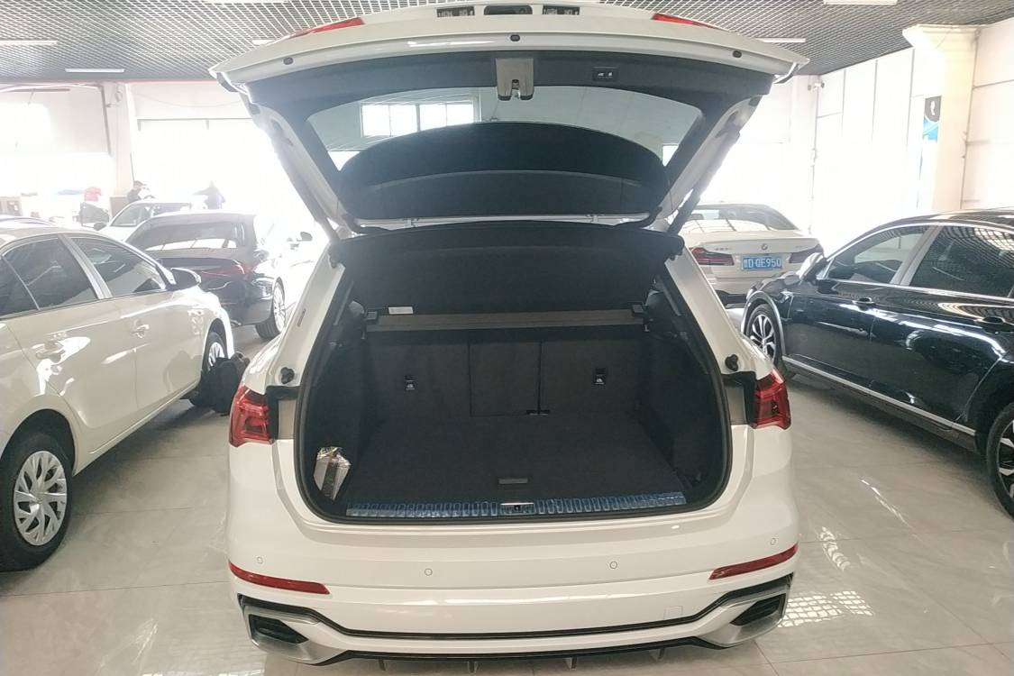Audi Q3 2023 car image #5