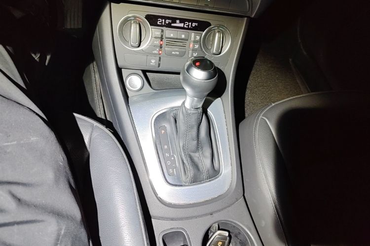 Audi Q3 2017 car image #14