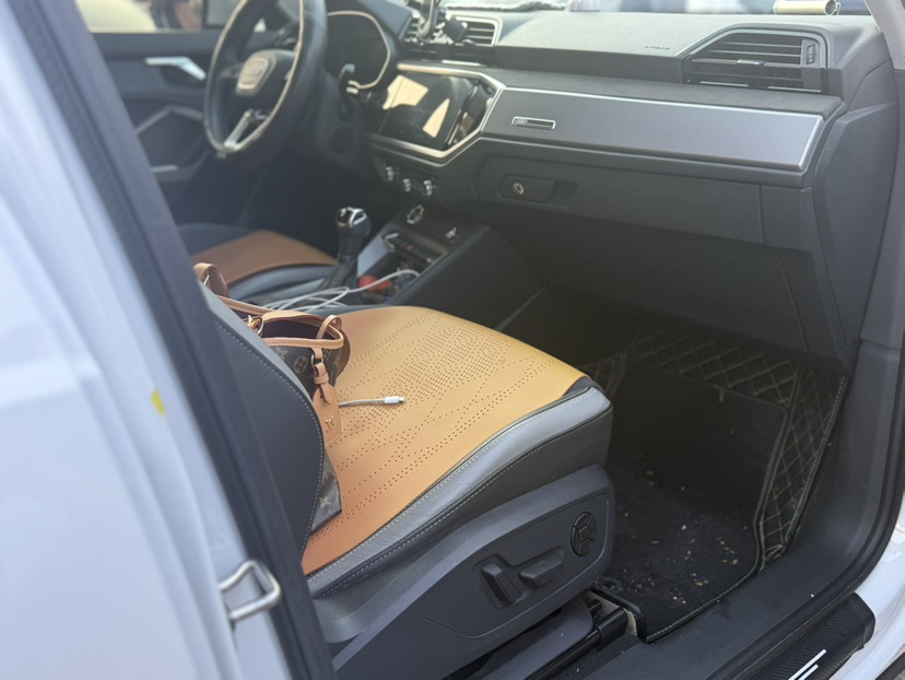 Audi Q3 2023 car image #4