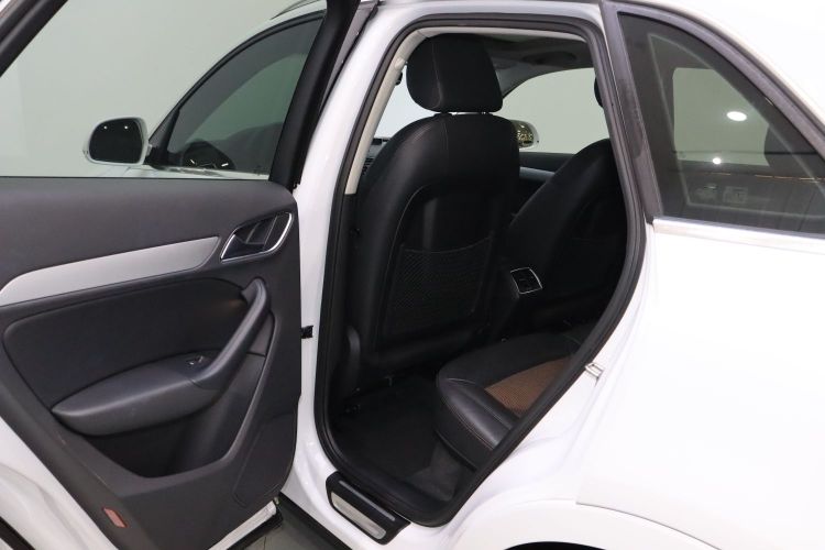 Audi Q3 2018 car image #9