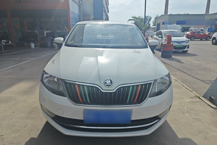 2019 car image #3