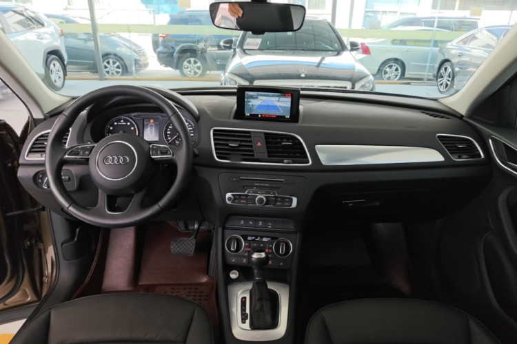 Audi Q3 2018 immagine di auto #10