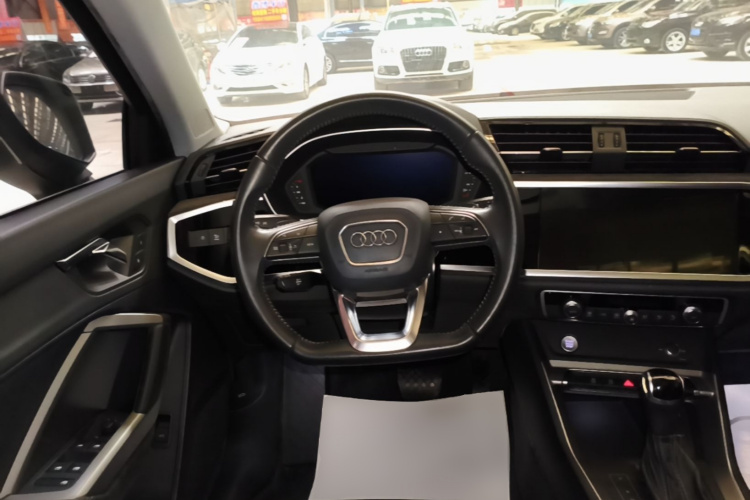 Audi Q3 2019 car image #11