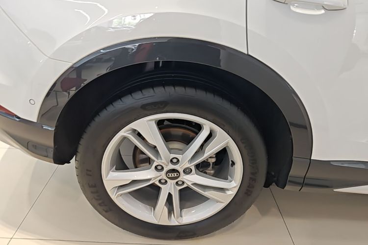 Audi Q3 2023 car image #10