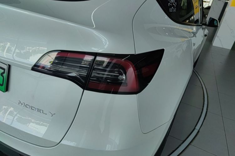 Tesla Model Y 2024 #8 Tesla Model Y 2024 car image #8