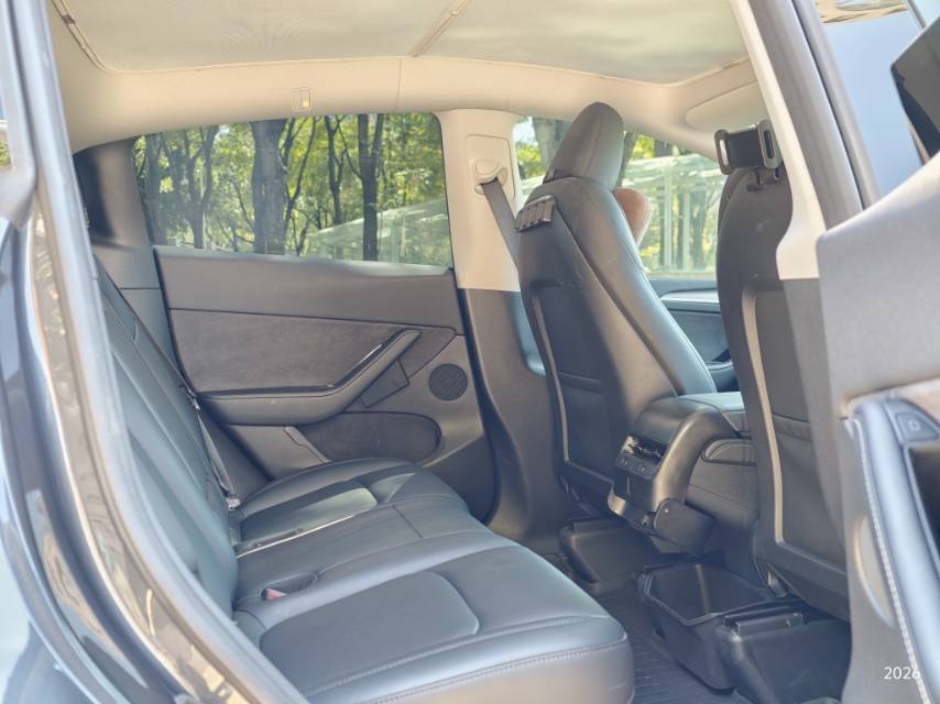 Tesla Model Y 2024 imagen de coche #8
