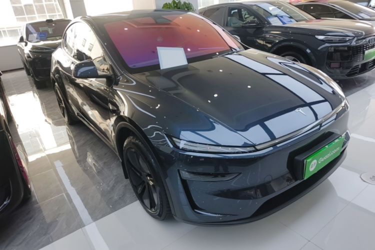 Tesla Model Y 2025 #4 Tesla Model Y 2025 car image #4