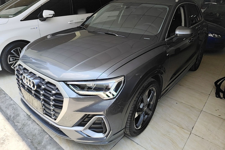 Audi Q3 2020 car image #2