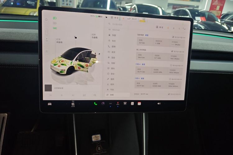 Tesla Model Y 2025 immagine di auto #13
