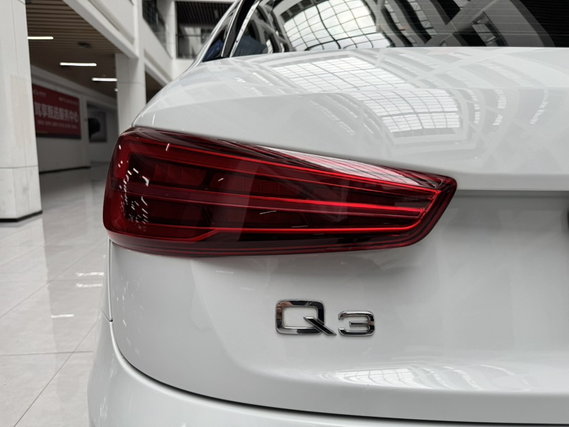 Audi Q3 2016 car image #17