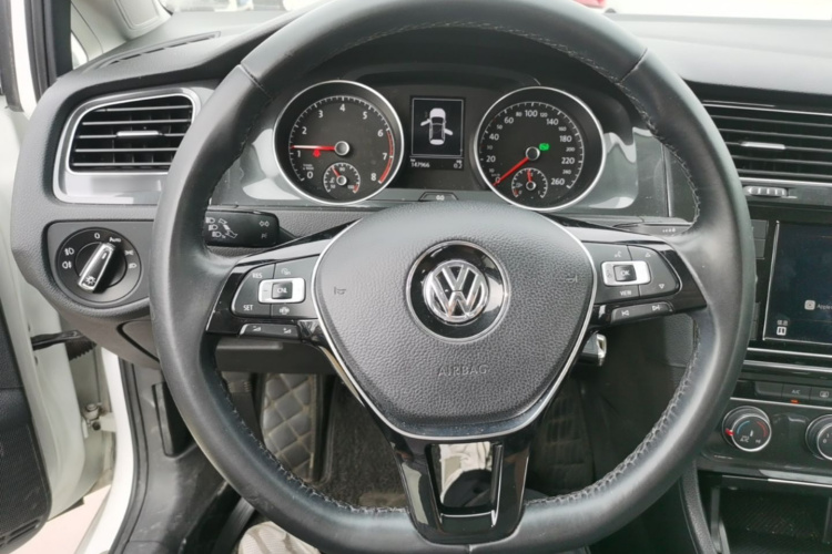Volkswagen Golf 2019 car image #11