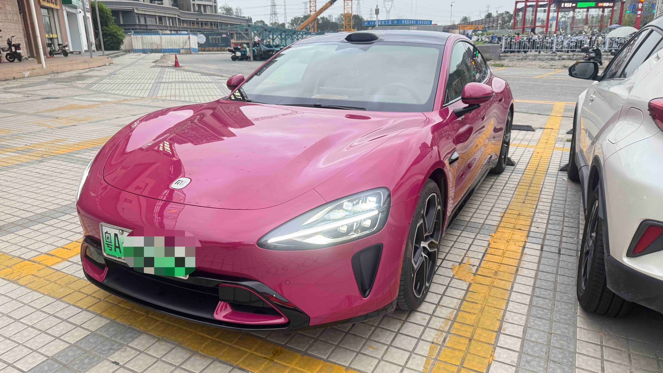 MI SU7 2025 immagine di auto 