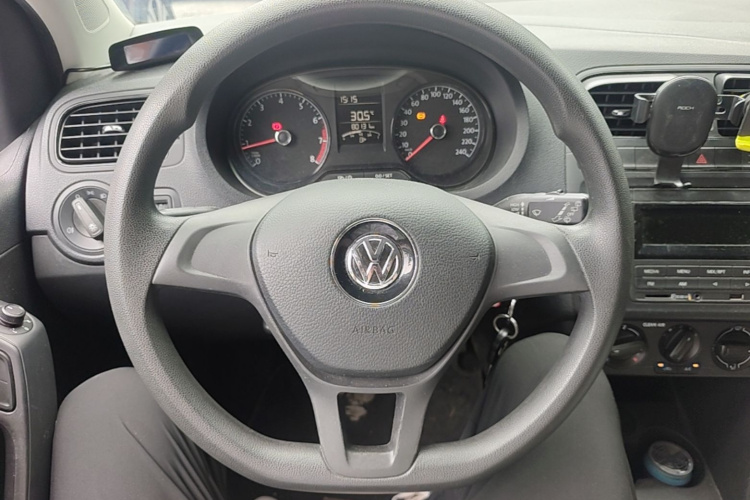 Volkswagen Polo 2016 car image #12