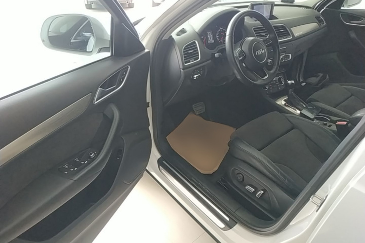 Audi Q3 2016 car image #16