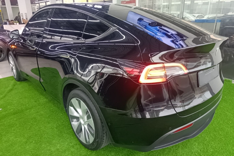 Tesla Model Y 2023 #5 Tesla Model Y 2023 car image #5