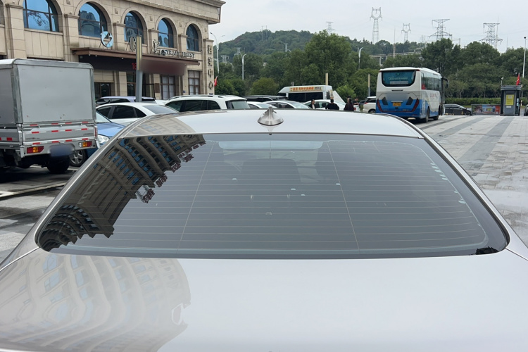 BMW 3 Series 2018 car image #10