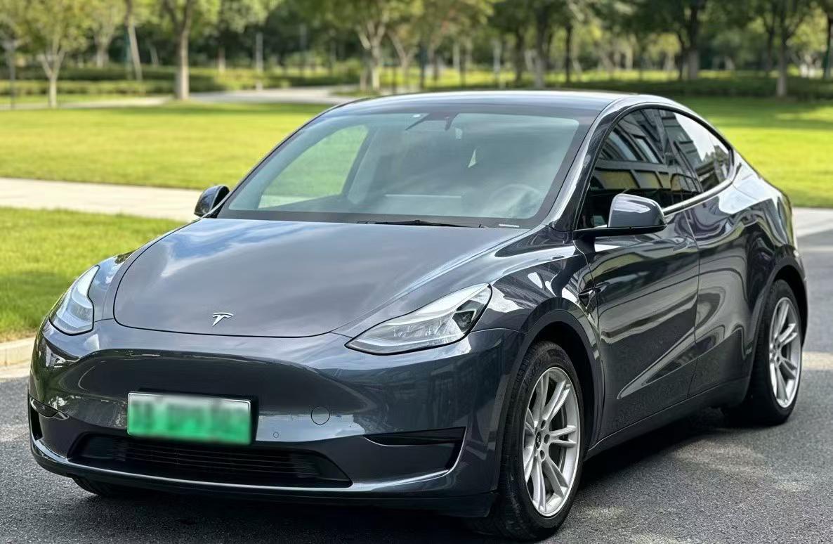 Tesla Model Y 2023 car image #2