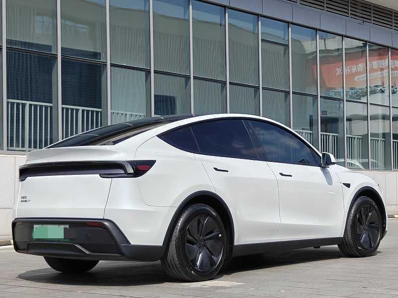 Tesla Model Y 2026 #5 Tesla Model Y 2026 car image #5