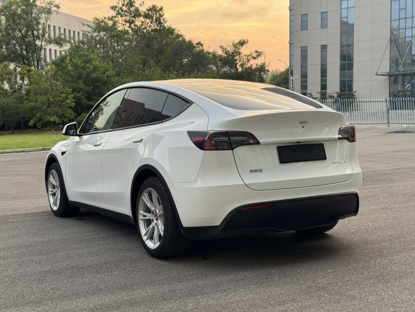 Tesla Model Y 2022 #5 Tesla Model Y 2022 car image #5
