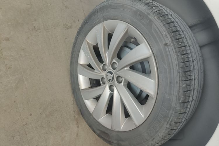 Skoda Rapid 2018 car image #10
