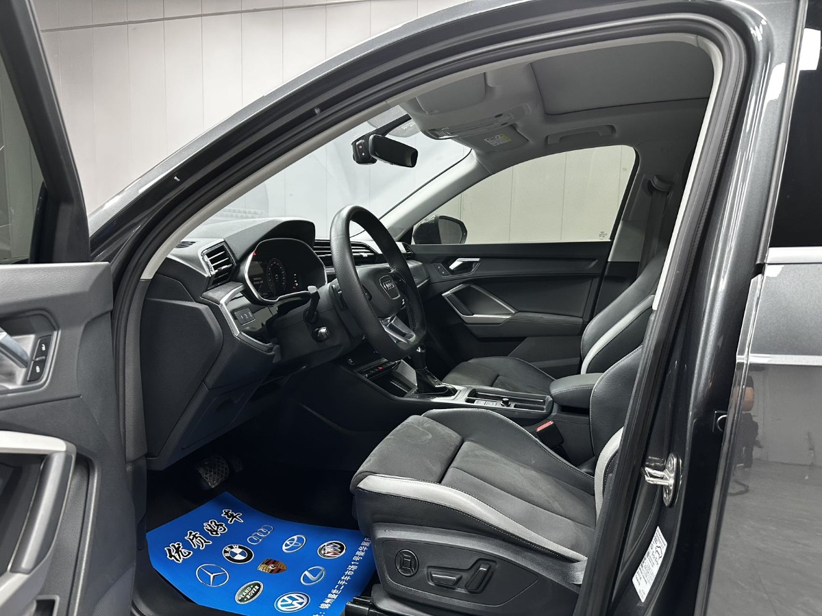 Audi Q3 2023 car image #4