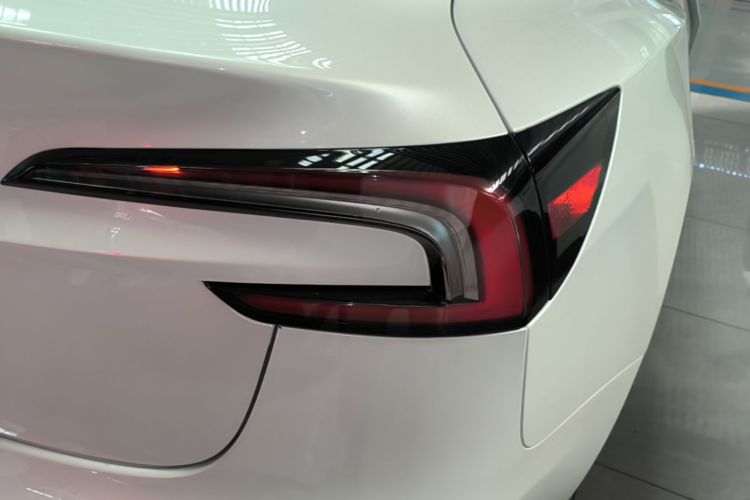 Tesla Model 3 2025 car image #8