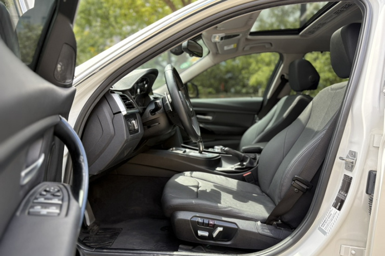 BMW 3 Series 2017 car image #12
