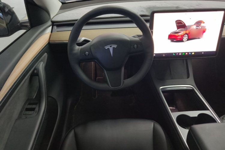 Tesla Model Y 2023 car image #11