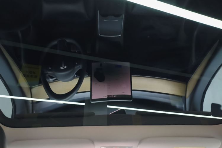 Tesla Model Y 2023 car image #18