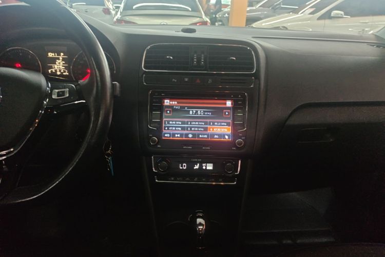 Volkswagen Polo 2016 car image #13