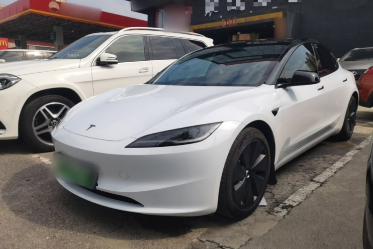 Tesla Model 3 2025 car image #2