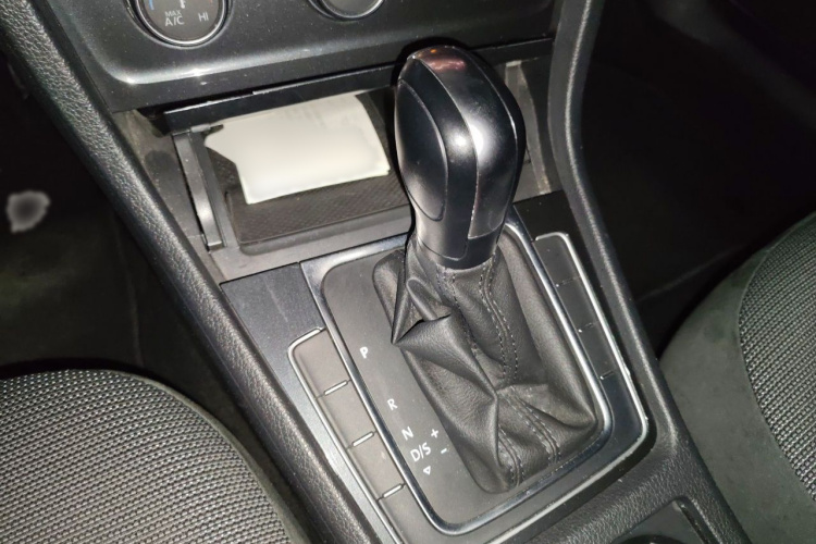 Volkswagen Golf 2019 car image #18