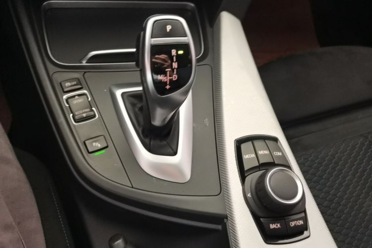 BMW 3 Series 2018 #18 BMW 3 Series 2018 صورة سيارة #18