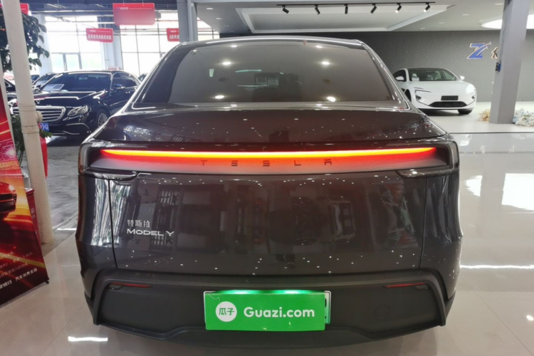 Tesla Model Y 2025 #6 Tesla Model Y 2025 car image #6