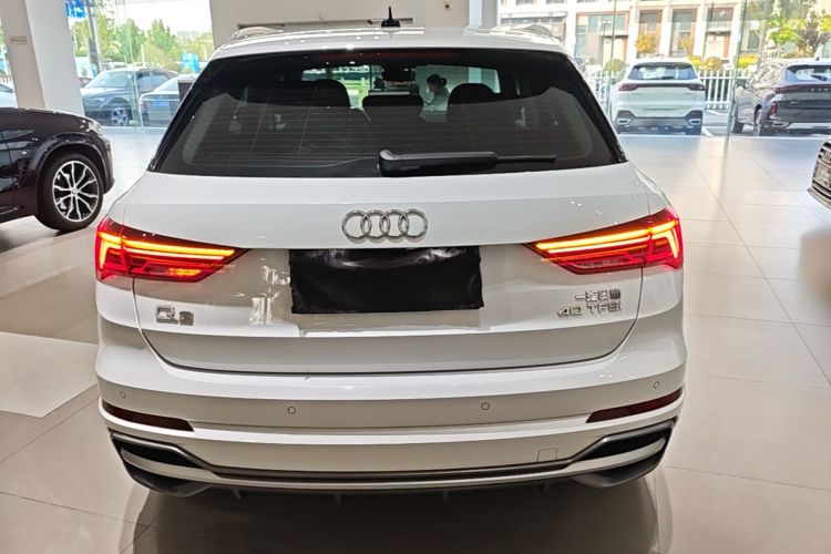 Audi Q3 2022 car image #4