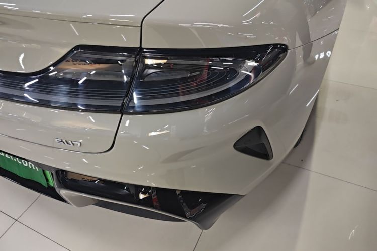 MI SU7 2025 immagine di auto #8