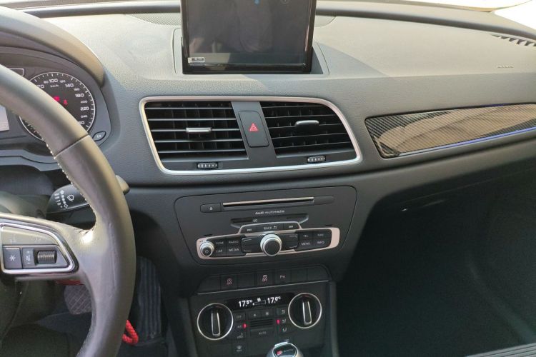 Audi Q3 2018 car image #17