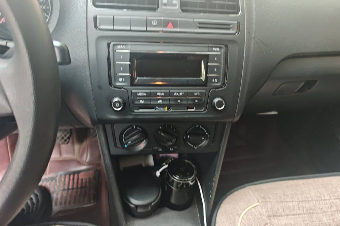 Volkswagen Polo 2015 car image #26