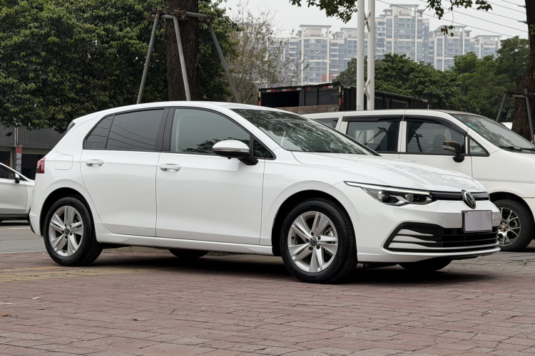 Volkswagen Golf 2021 car image #3