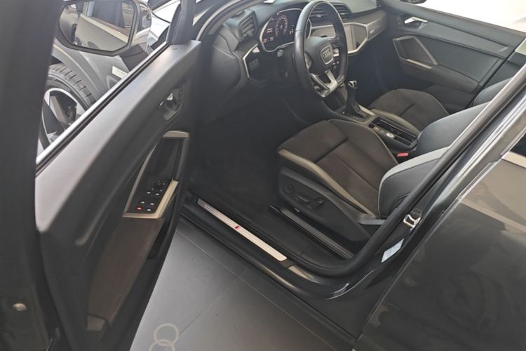 Audi Q3 2022 car image #16
