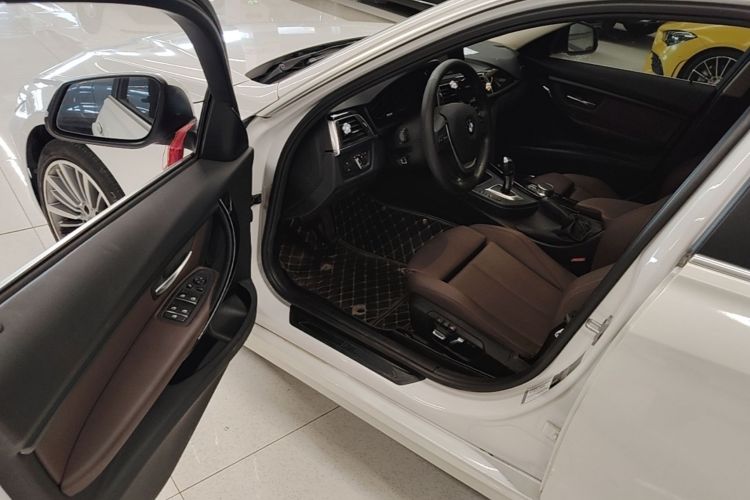 BMW 3 Series 2019 car image #16