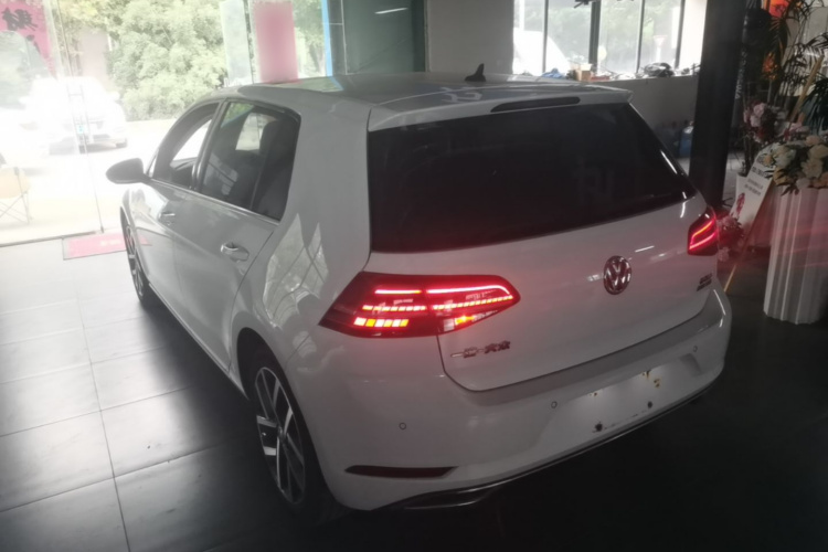 Volkswagen Golf 2020 car image #5