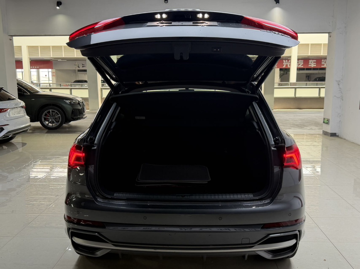 Audi Q3 2023 car image #5