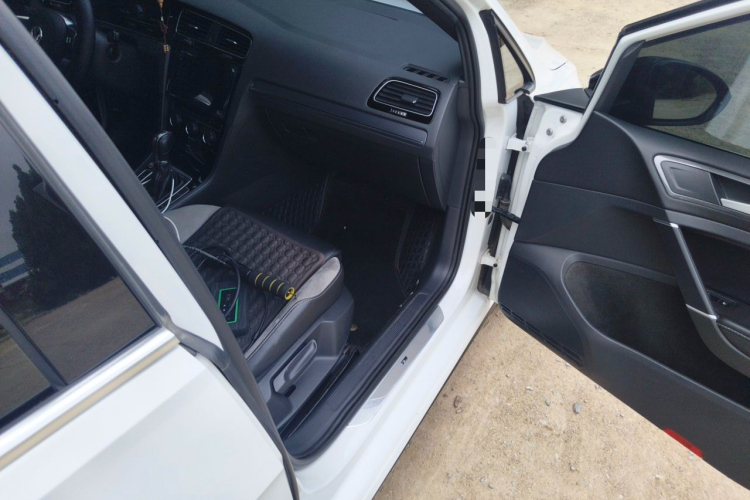 Volkswagen Golf 2020 car image #23