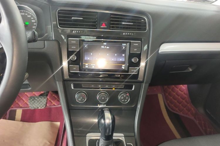Volkswagen Golf 2018 car image #13