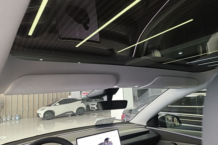 Tesla Model Y 2025 #20 Tesla Model Y 2025 car image #20