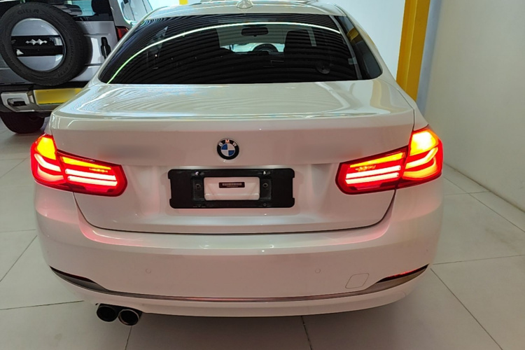 BMW 3 Series 2018 car image #6