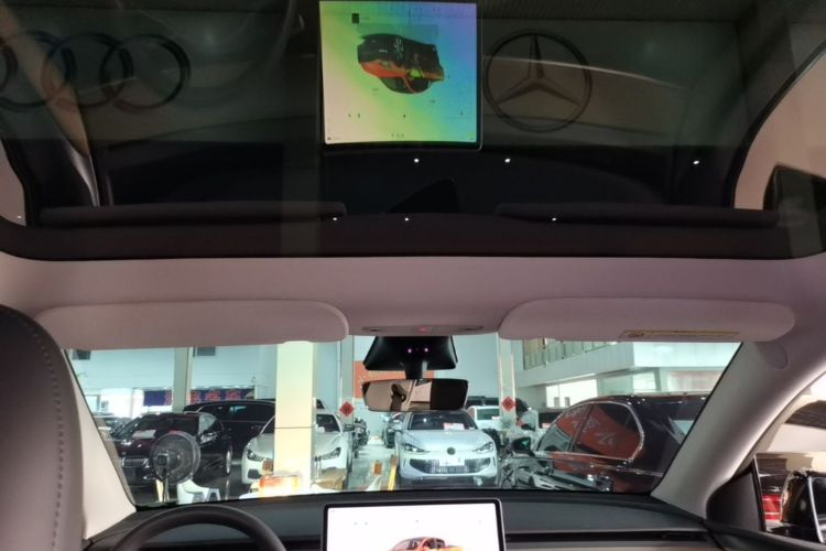 Tesla Model Y 2023 car image #18