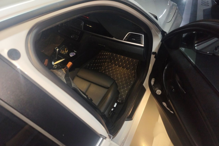 BMW 3 Series 2018 car image #25